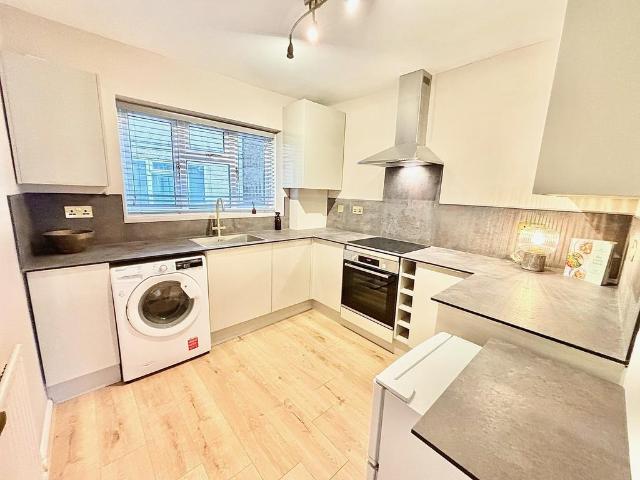 Highstone Court, London, E11 2 bed flat to rent £1,850 pcm £427 pw