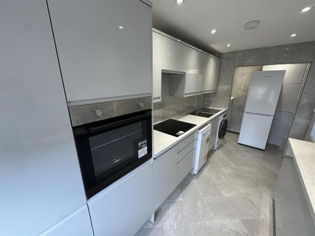 Highwood Court, High Road N12, 2 bed flat to rent, £2,100 pcm | PrimeLocation