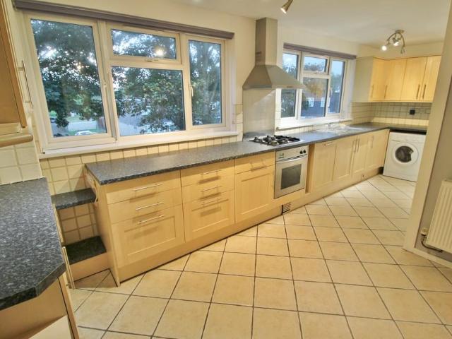 Highwood Lane, Loughton IG10 2 bed maisonette to rent £1,650 pcm £381 pw