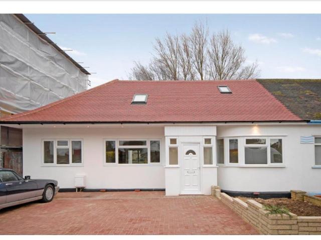 Highview Gardens, Edgware 3 bed bungalow to rent £2,800 pcm £646 pw