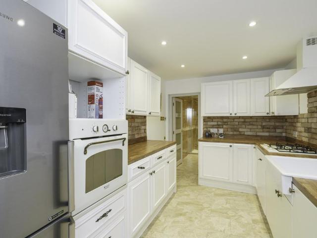 Hilton Road, Aberdeen 3 bed apartment to rent £995 pcm £230 pw