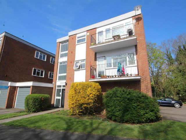 Hilgay,Guildford 2 bed flat to rent £1,750 pcm £404 pw