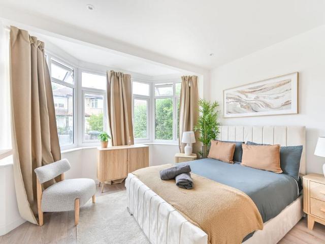 Hill Close, NW2, Dollis Hill, London. 5 bed detached house to rent £5,500 pcm £1,269 pw