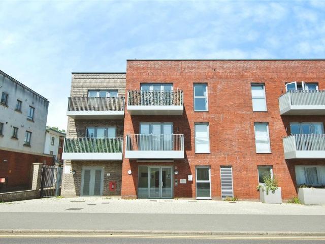 Hill Court, Chelmsford, Essex CM1, 2 bed flat to rent, £1,615 pcm | PrimeLocation
