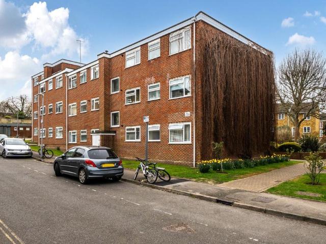 Hill Court, Deer Park Close, Kingston. 2 bed flat to rent £2,200 pcm £508 pw