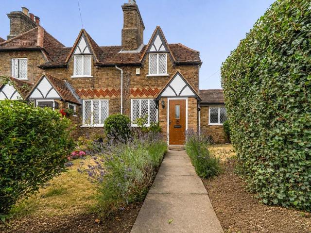 Hill Farm Road, Taplow, Maidenhead SL6, 2 bed cottage to rent, £1,650 pcm | PrimeLocation