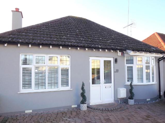 Hill Road, Southend on Sea SS2 2 bed detached bungalow to rent £1,650 pcm £381 pw