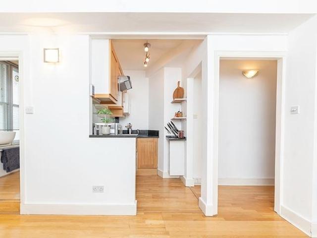 Hill Street, London, Mayfair, W1J Studio to rent £2,817 pcm £650 pw
