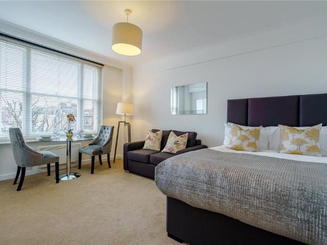 Hill Street, London W1J Studio to rent £2,600 pcm £600 pw