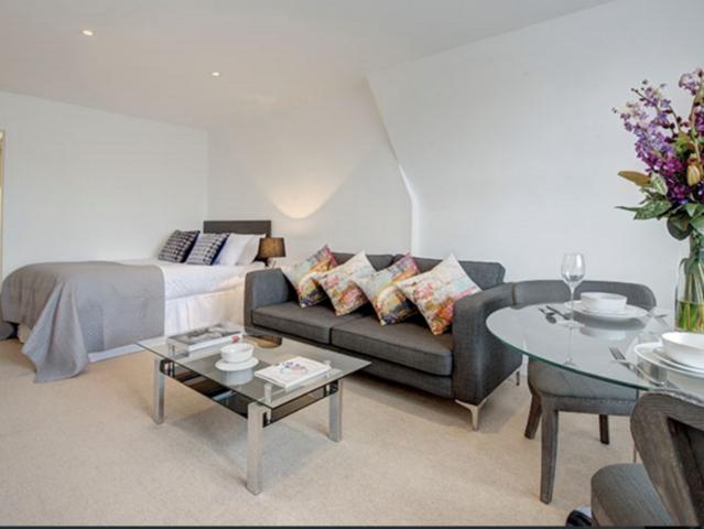 Hill Street, London W1J Studio to rent £2,817 pcm £650 pw