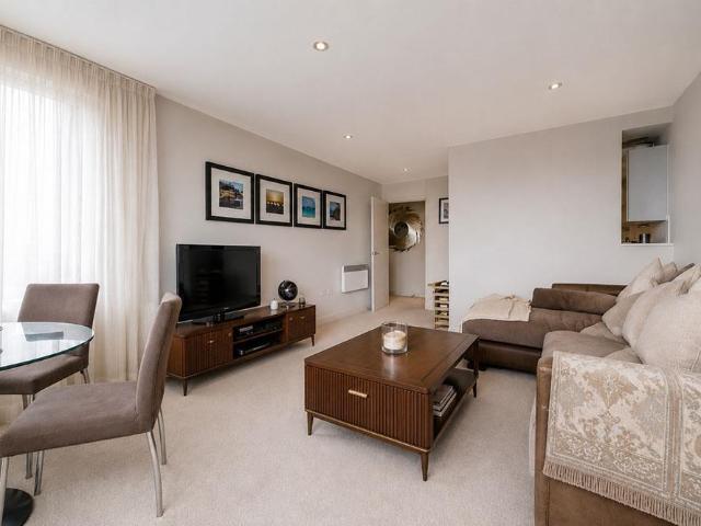 Hill Street, London W1J 2 bed apartment to rent £4,702 pcm £1,085 pw