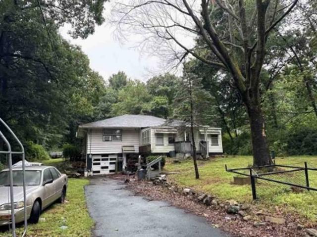 Hillcrest Dr