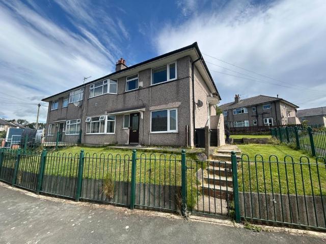 Hillcrest Road, Queensbury, Bradford. 3 bed flat to rent £800 pcm £185 pw