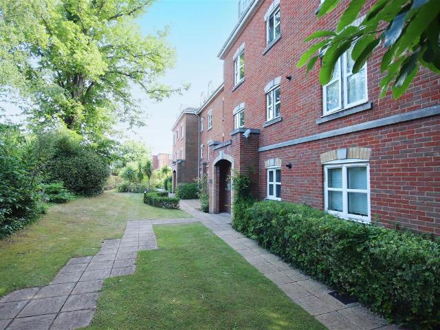 Hillcroft Close, Lymington SO41, 2 bed flat to rent, £1,250 pcm | PrimeLocation