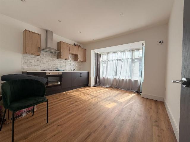 Hillborough Road, Luton LU1, 2 bed flat to rent, £1,250 pcm | PrimeLocation