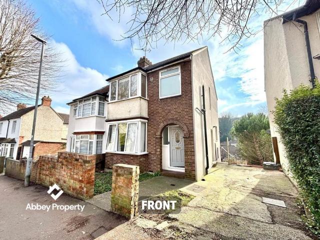 Hillborough Road, Luton, LU1 3 bed semi detached house to rent £1,550 pcm £358 pw