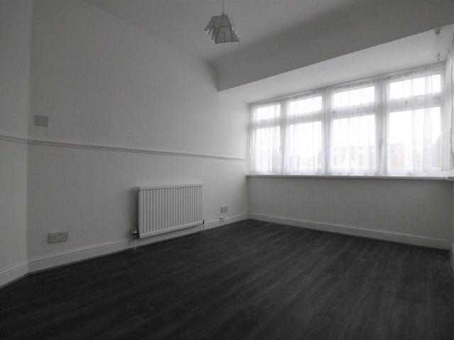 Hillborne Close, Hayes 3 bed house to rent £2,250 pcm £519 pw