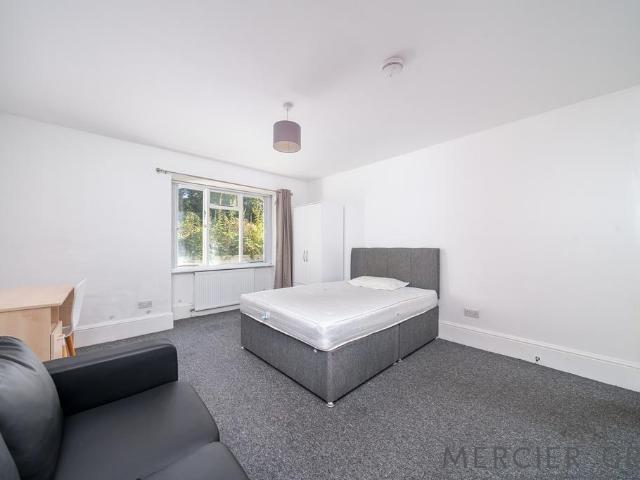 Hilldrop Road, London N7 4 bed flat to rent £4,247 pcm £980 pw