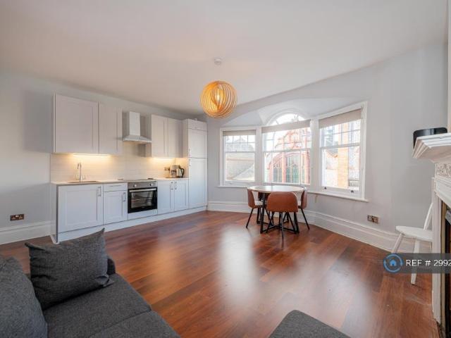 Hillfield Park Mews, London, N10 3 bed flat to rent £2,700 pcm £623 pw