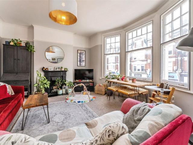 Hillfield Park Mews, London N10, 2 bed flat to rent, £2,500 pcm | PrimeLocation