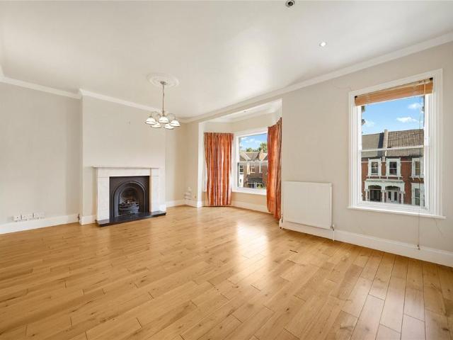 Hillfield Road, West Hampstead. 4 bed flat to rent £4,000 pcm £923 pw