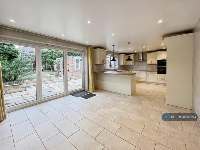 Hillfield Road, Comberton, Cambridge. 4 bed semi detached house to rent £2,150 pcm £496 pw