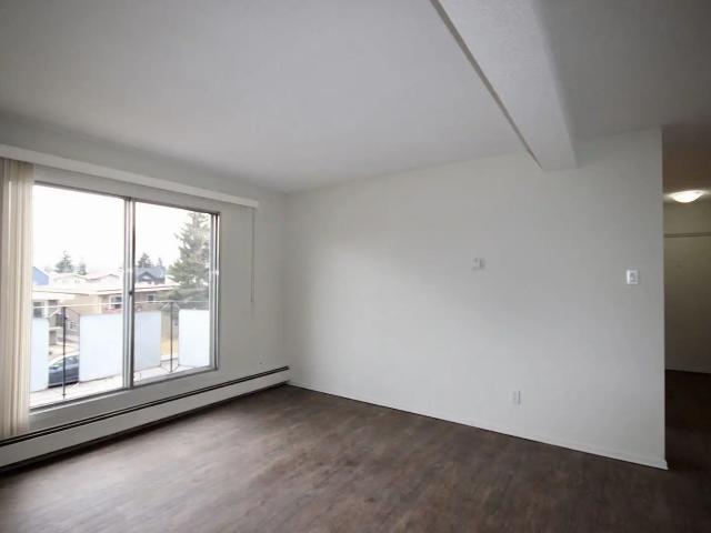 Hillhurst: Central, 1bdrm, 5min dwntwn, 1 blk bus, SUNNY South balcony