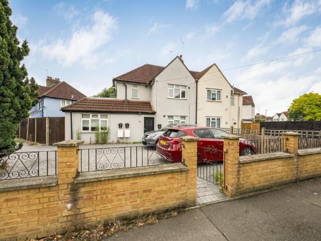 Hillingdon Road, Uxbridge UB10 2 bed apartment to rent £1,525 pcm £352 pw