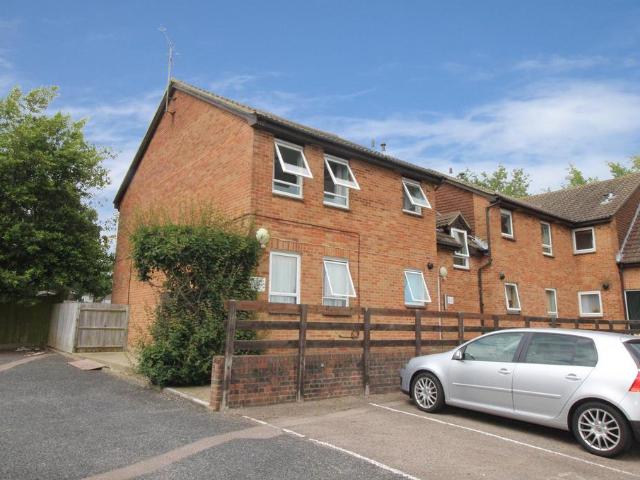 Hillingdale, Crawley, West Sussex. House to rent £1,000 pcm £231 pw