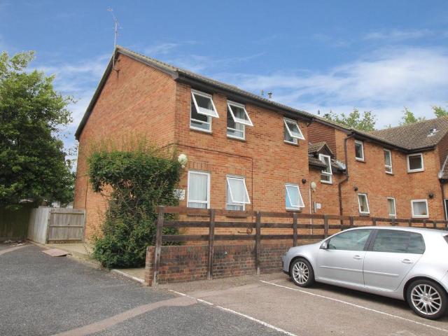 Hillingdale, Crawley, West Sussex. RH11, Property to rent, £1,000 pcm | PrimeLocation