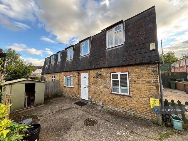 Hilliers Avenue, Uxbridge, UB8 2 bed maisonette to rent £1,575 pcm £363 pw