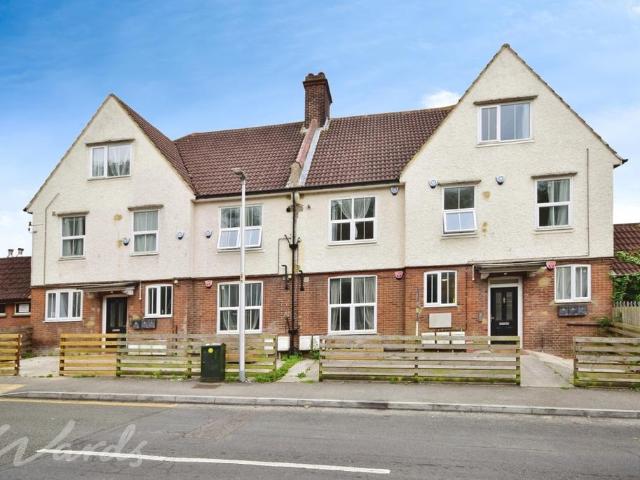 Hillside Avenue Strood ME2 2 bed apartment to rent £1,250 pcm £288 pw