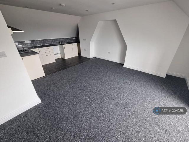 Hillside Avenue, Rochester, ME2 2 bed flat to rent £1,200 pcm £277 pw