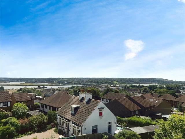 Hillside Avenue, Rochester ME2 2 bed flat to rent £1,200 pcm £277 pw