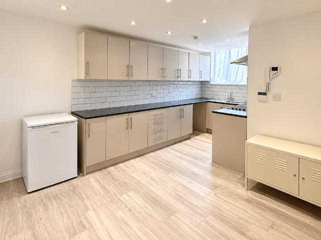 Hillside Avenue, Rochester ME2, 2 bed flat to rent, £1,250 pcm | PrimeLocation