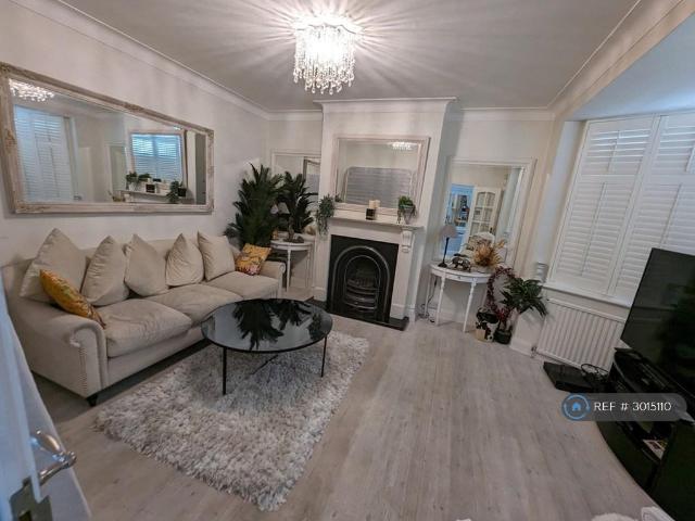 Hillside Avenue, Woodford Green, IG8 4 bed semi detached house to rent £3,100 pcm £715 pw