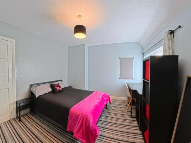 Hillside, BRIGHTON BN2 5 bed house to rent £3,033 pcm £700 pw