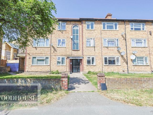 Hillside Court Crossbrook St, Cheshunt EN8, 2 bed flat to rent, £1,450 pcm | PrimeLocation