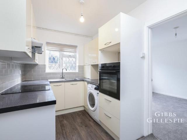 Hillside Close, Chalfont St. Peter. 2 bed flat to rent £1,500 pcm £346 pw