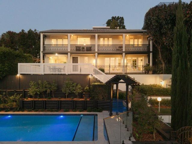 Hillside Grandeur and Mountain Views in Prestigious Hamilton