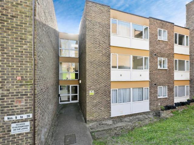 Hillside, HODDESDON 1 bed flat to rent £1,000 pcm £231 pw