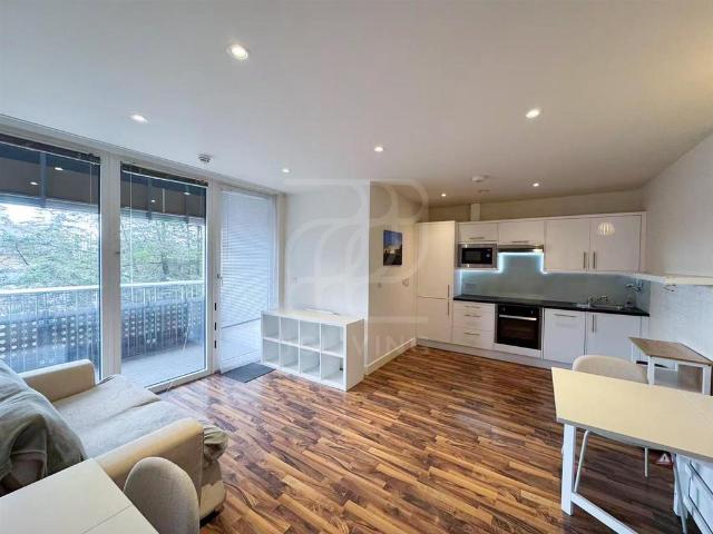 Hillside, London 2 bed flat to rent £2,301 pcm £531 pw