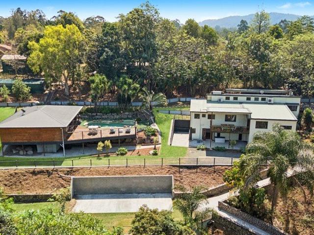 Hillside Privacy, Flexible Living & Resort Style Entertaining Minutes from Samford Village