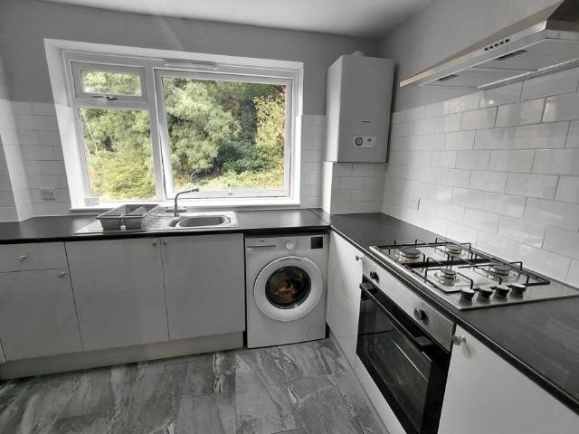 Hillside Road, Whyteleafe, CR2 0BS 2 bed flat to rent £1,480 pcm £342 pw