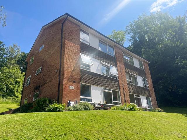 Hillside Road, Whyteleafe, CR3 0BS 2 bed flat to rent £1,525 pcm £352 pw