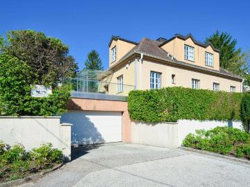 HILLSIDE Sonniges Traumhaus mit herrlichem Garten, Weinkeller und großer Garage in Top Lage