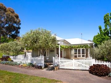 Hillsvue Victorian Cottage on Campbell with delightful gardens
