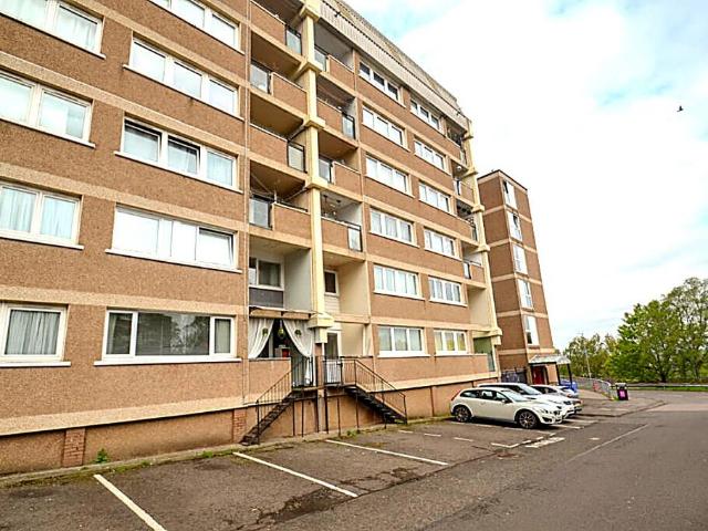 Hillpark Drive, Glasgow, G43 3 bed flat to rent £1,050 pcm £242 pw