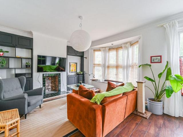 Hillreach, Woolwich, London, SE18 2 bed flat to rent £1,890 pcm £436 pw
