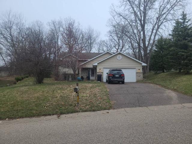 Hillwood Dr E